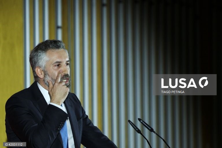 Pedro Nuno Santos convida Carlos César para se manter com presidente do PS