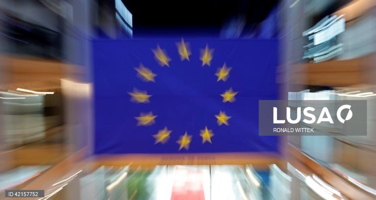 Parlamento Europeu chumba moção de censura à Comissão Europeia
