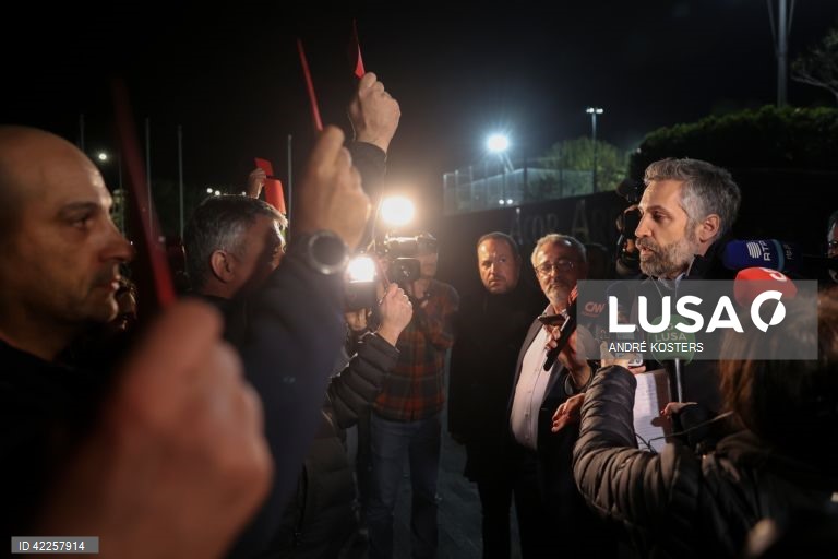 Forças de segurança exibem cartões vermelhos a Pedro Nuno Santos à chegada aos Açores