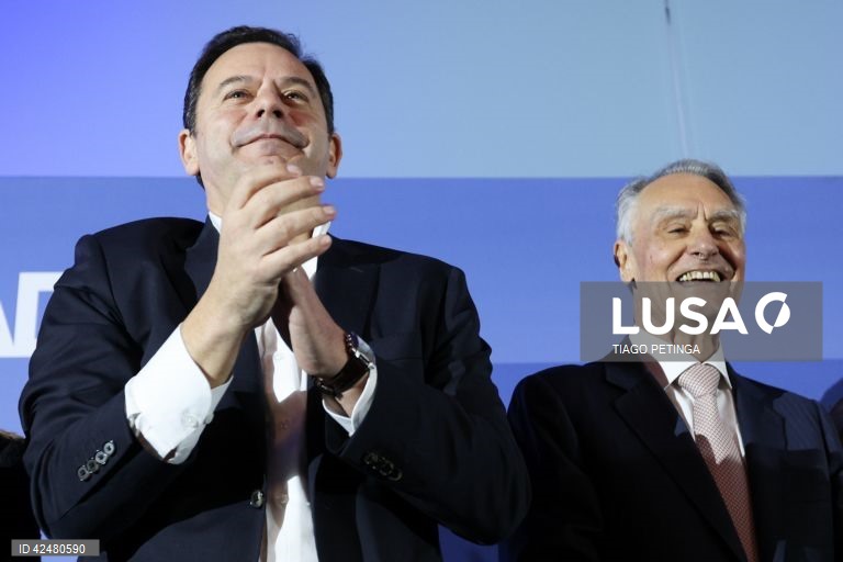 Cavaco Silva vai estar 4.ª feira em apresentação de livro com Montenegro