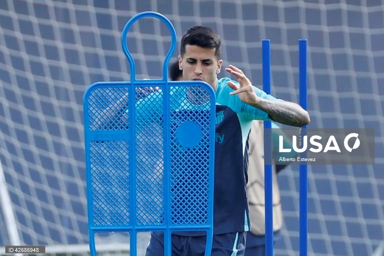 Futebolista João Cancelo regressa ao FC Barcelona por empréstimo