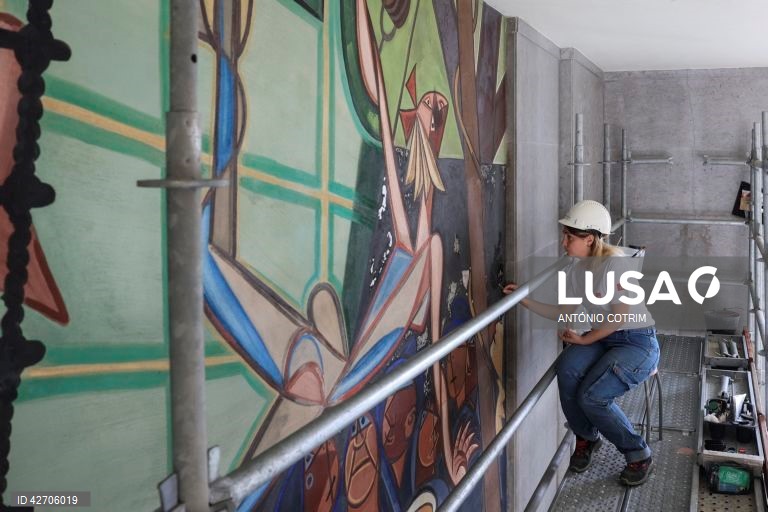 Cores originais dos painéis de Almada Negreiros em gare de Lisboa revelam-se com restauro