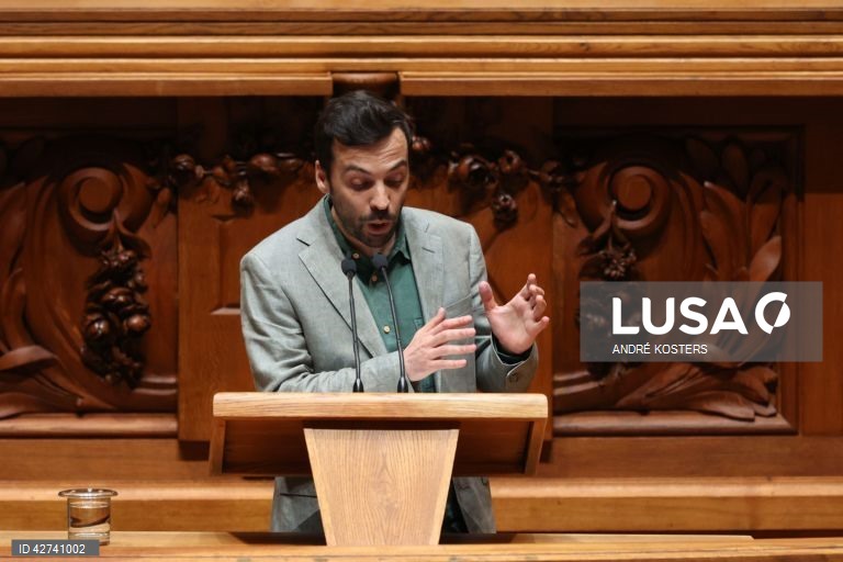 Livre considera que programa do Governo “faz lembrar troika” e acusa executivo de arrogância