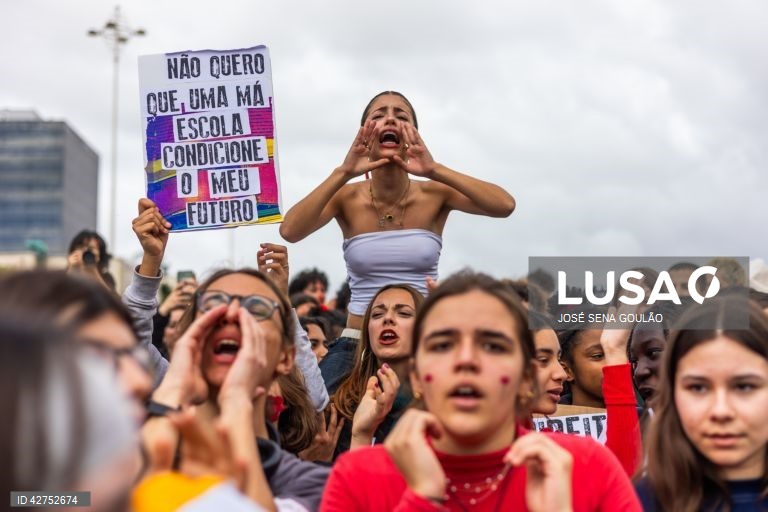 25 Abril: Dezenas de alunos recuperam palavras de ordem de há 50 anos em Lisboa