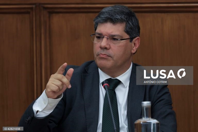 Líder parlamentar do PS acusa Aguiar-Branco de permitir discurso de ódio na AR