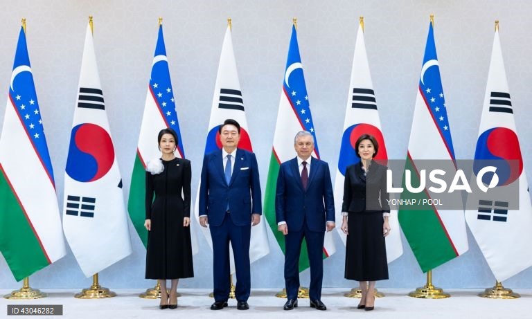 Official photo of South Korean, Uzbek leaders, spouses
