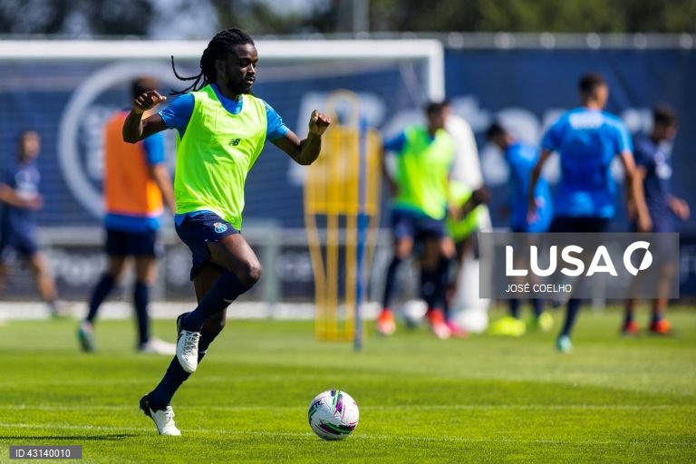 FC Porto cede em definitivo Romário Baró aos polacos do Radomiak Radom
