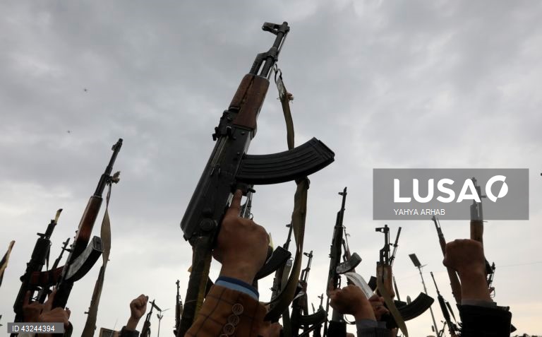 Ataques áereos atingem cidade do Iémen controlada por Huthis