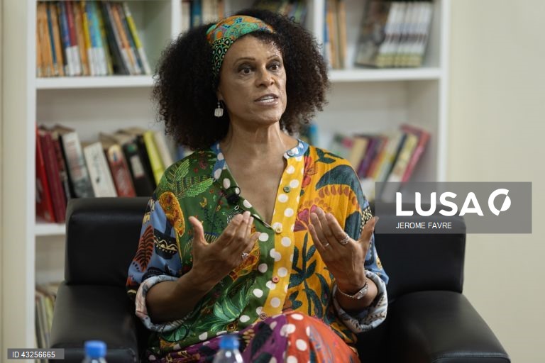 Escritora Bernardine Evaristo vence Prémio de Contribuição Excepcional do Womens Prize