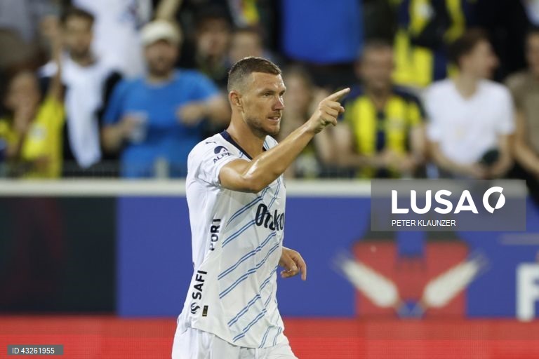 Avançado Edin Dzeko assina por uma época com a Fiorentina