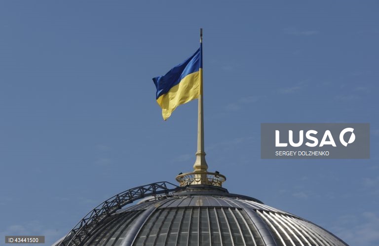 Cinco mortos e cerca de 20 feridos após ataques russos contra Kiev
