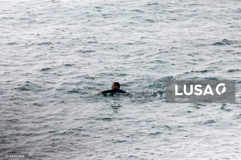 Mais de meia centena de menores marroquinos chegam sozinhos a nado a Ceuta