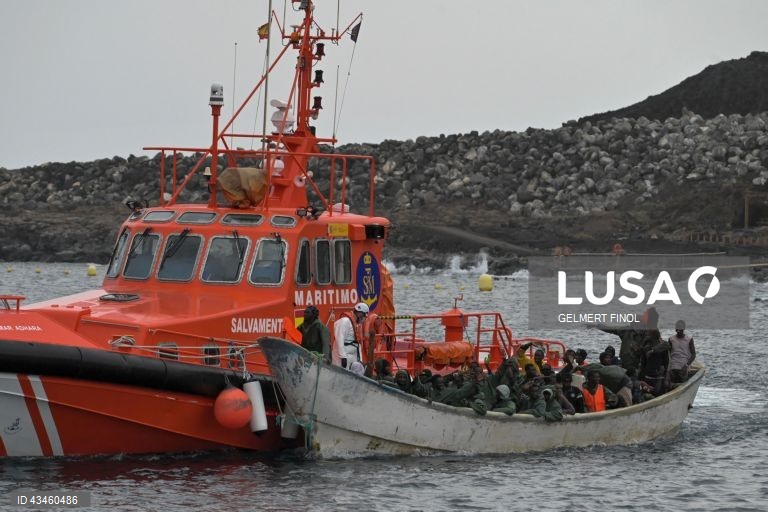 Autoridades espanholas resgatam 136 pessoas ao largo das Canárias