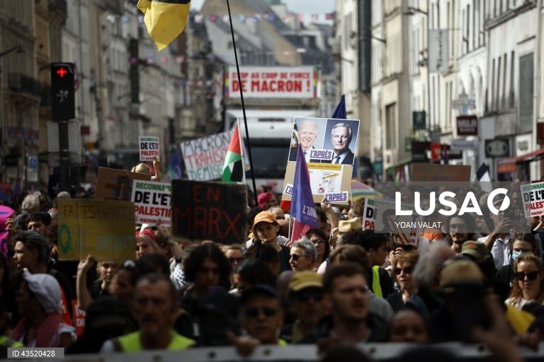 Milhares de manifestantes de esquerda contestam Macron em Paris