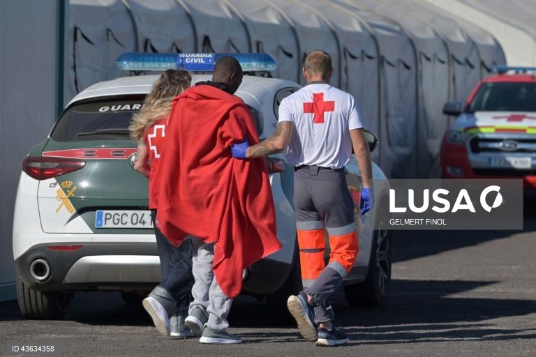 Resgatados 141 migrantes à deriva num barco clandestino ao largo da Mauritânia