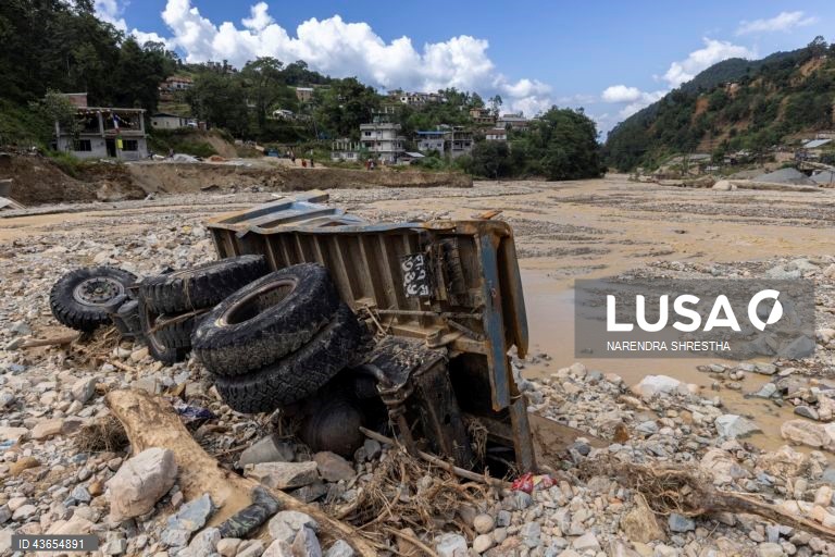Inundações levam 18 pessoas e a principal ponte que liga Nepal à China