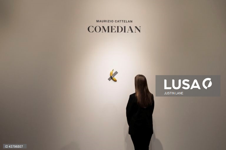 Obra de arte de Cattelan com banana colada a parede vendida por 5,9 ME