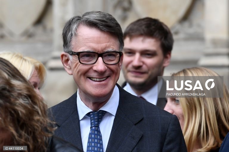 Antigo ministro Peter Mandelson libertado sob caução em Londres