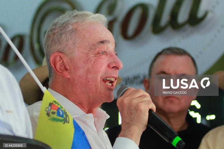 Antigo presidente da Colômbia Alvaro Uribe declarado culpado de suborno de testemunha