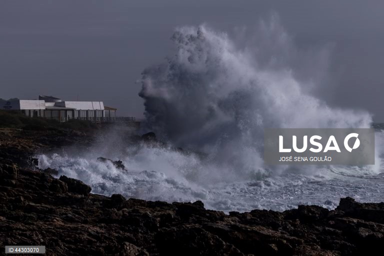 Portugal: Weather alerts as Azores storm due to hit mainland at weekend