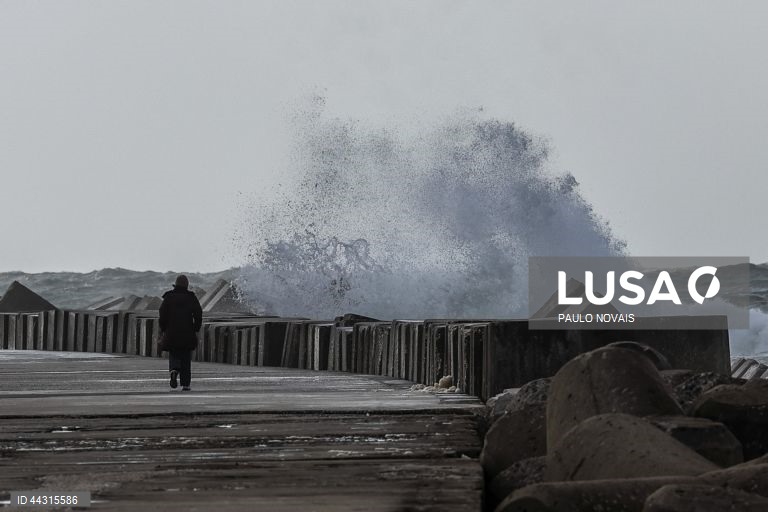 Aviso laranja em três distritos na quinta-feira devido a agitação marítima