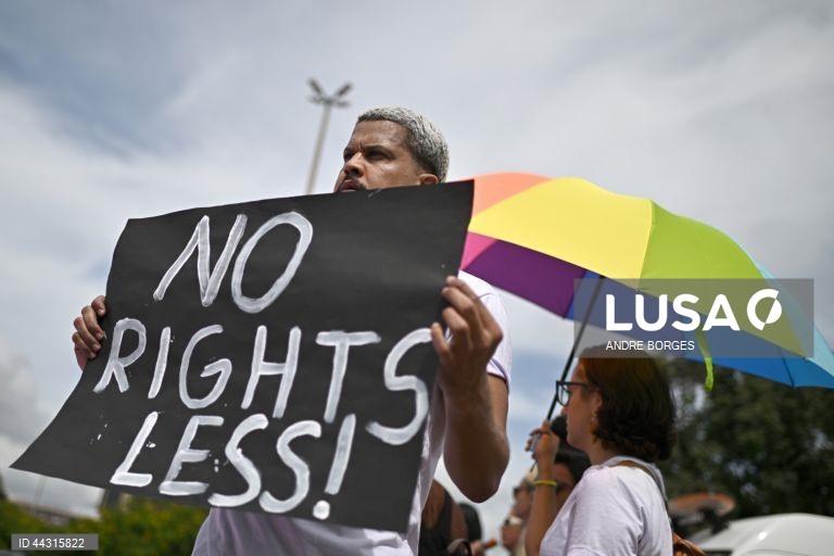 Administração Trump elimina serviço de linha de socorro destinado a jovens LGBTQ+