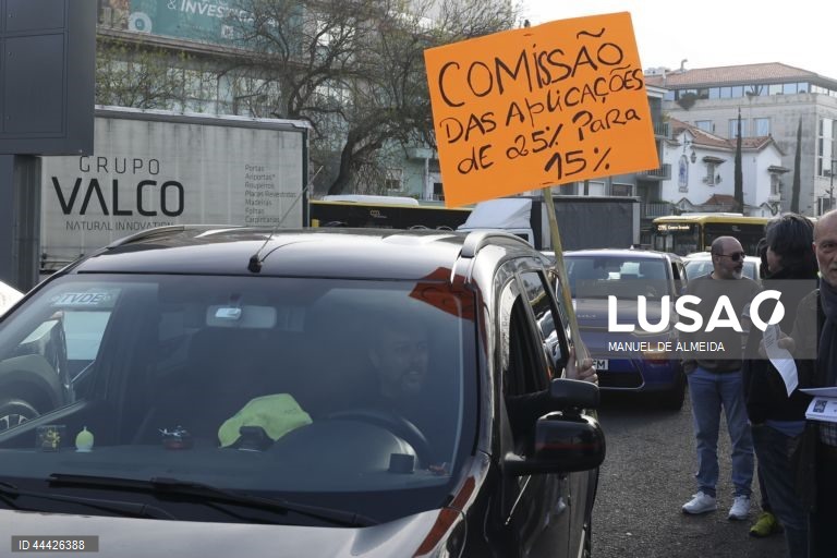 Portugal: Dozens of ride-hailing drivers protest in Lisbon for better conditions