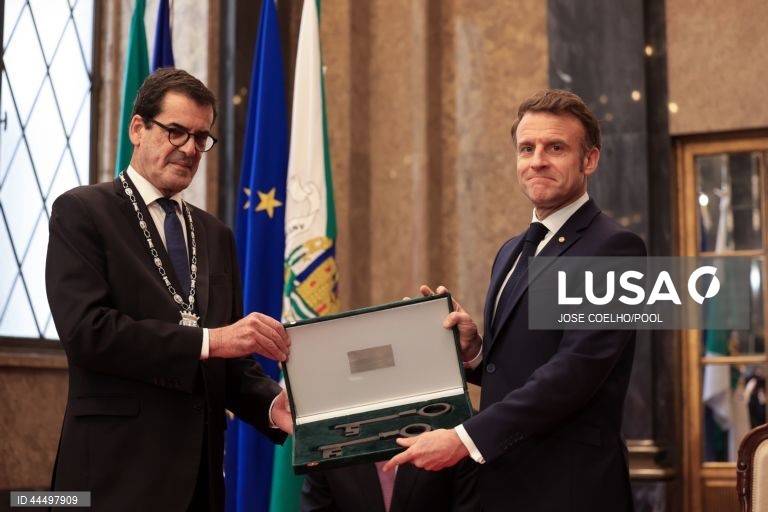 Moreira entrega Chaves da Cidade a Macron como símbolo da amizade entre os dois países