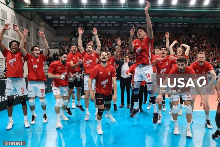 Benfica volta a vencer Sporting e fica a um triunfo do título nacional de voleibol