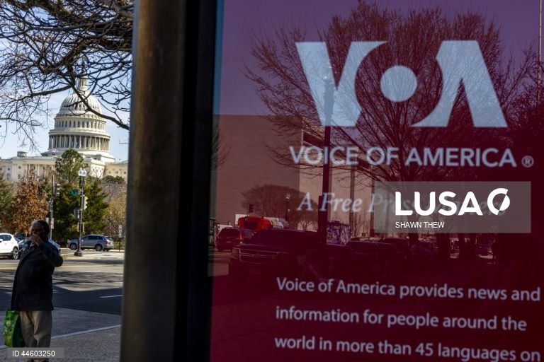 Trump redobra ataques aos ‘media’ públicos e despede 600 funcionários Voice of America
