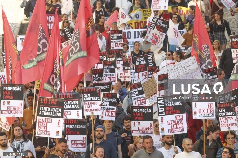 Portugal: Young workers protest against working conditions in Lisbon