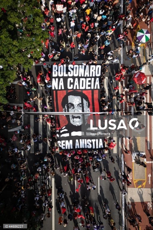 Hundreds of Brazilians call for Bolsonaros imprisonment