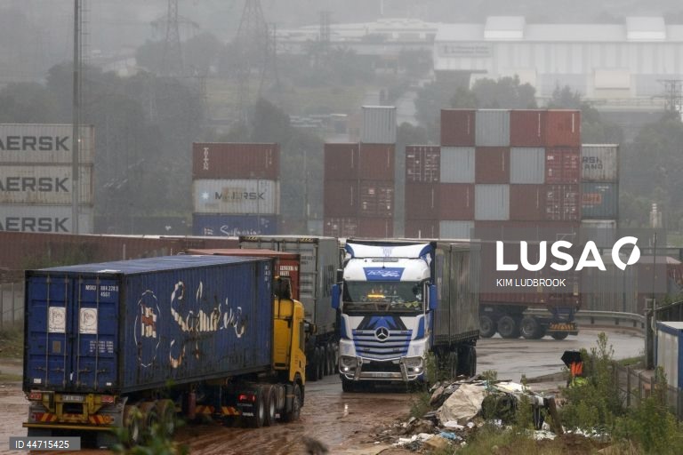 Exportações lusófonas para a China caem mais de um quarto até abril