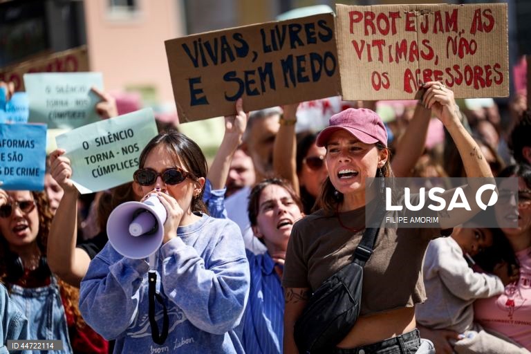 Influencers acusados de violar adolescente em 2025 começaram hoje a ser julgados