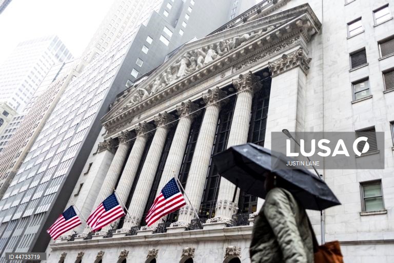 Wall Street fecha em alta e recupera maior parte das perdas da semana passada