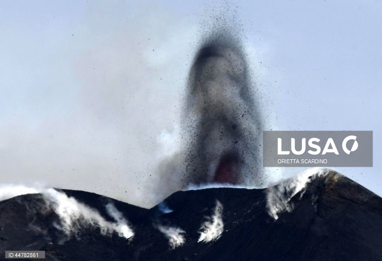 Vulcão italiano Etna entra em erupção com explosões de cinzas, rocha e magma