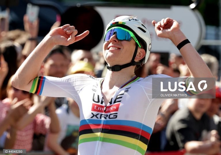 Ciclista Tadej Pogacar ataca para a vitória e a liderança do Critério do Dauphiné