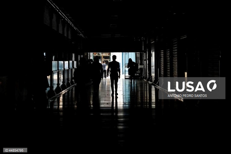 “Apagão”, “flotilha” e “tarefeiro” entre finalistas da Palavra do Ano 2025