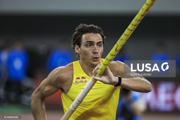 Duplantis volta a bater o recorde mundial do salto com vara