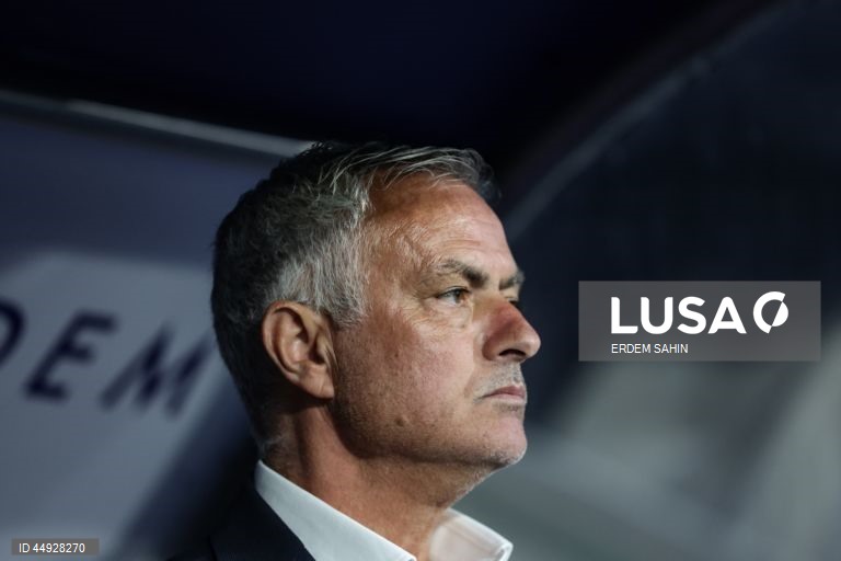 Fenerbahçe de Mourinho vai estagiar em Portugal e defrontar o Benfica