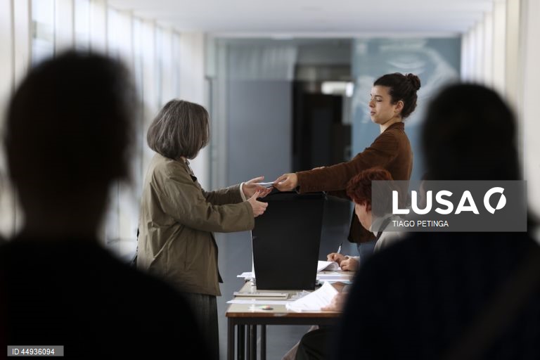 Cidade Universitária enche-se para voto antecipado num processo sem filas