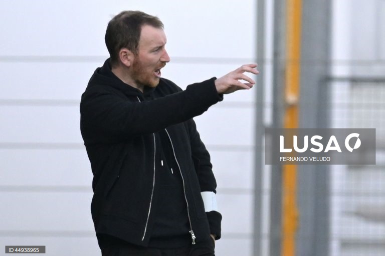 Ian Cathro quer Estoril Praia a fazer um “jogo completo” para vencer Santa Clara