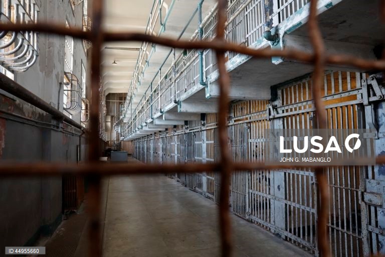 Governo dos EUA investiga Califórnia por alojar mulheres transgénero em prisões femininas