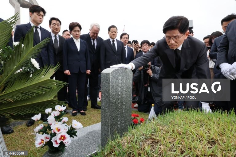 People Power Party candidate visits Gwangju cemetery