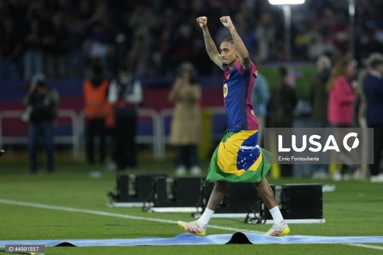 Internacional brasileiro Raphinha renova com o FC Barcelona até 2028