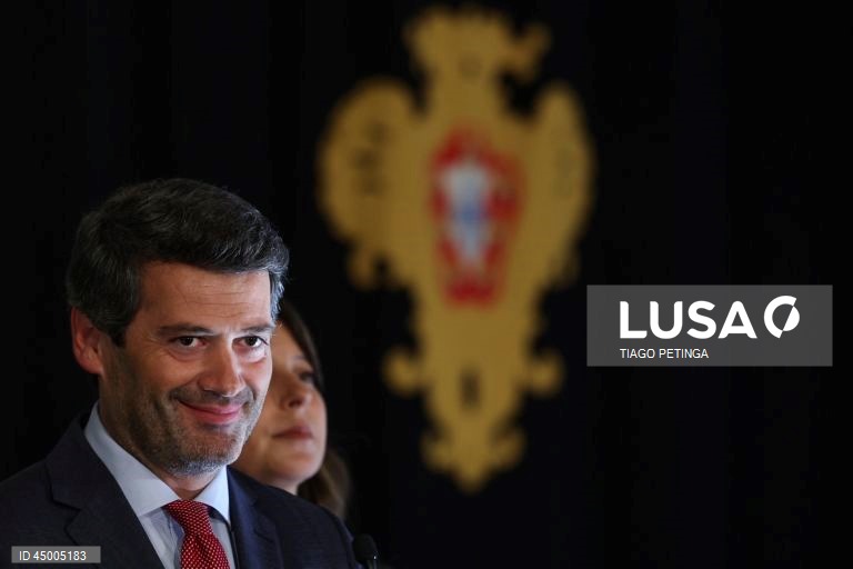 Ventura demarca-se de Abril e defende três Salazares para reerguer Portugal