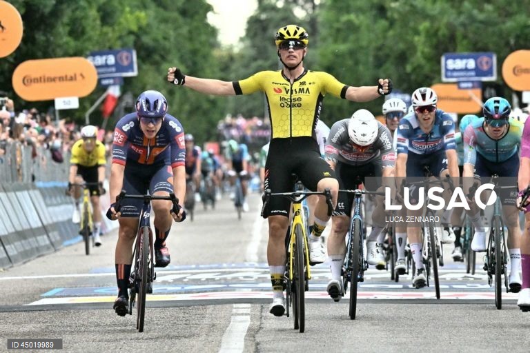 Olav Kooij vence 12.ª etapa do Giro ao sprint, Isaac del Toro segue líder