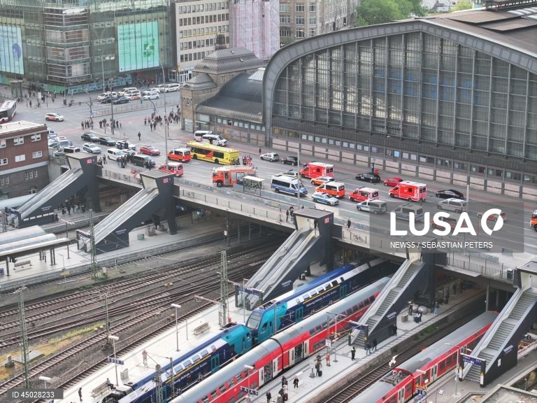 Pelo menos 12 feridos em ataque com faca na estação da cidade alemã de Hamburgo