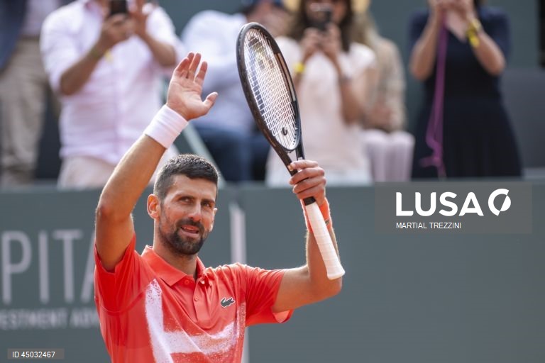 Tenista Novak Djokovic chega aos 100 troféus com vitória no torneio de Genebra