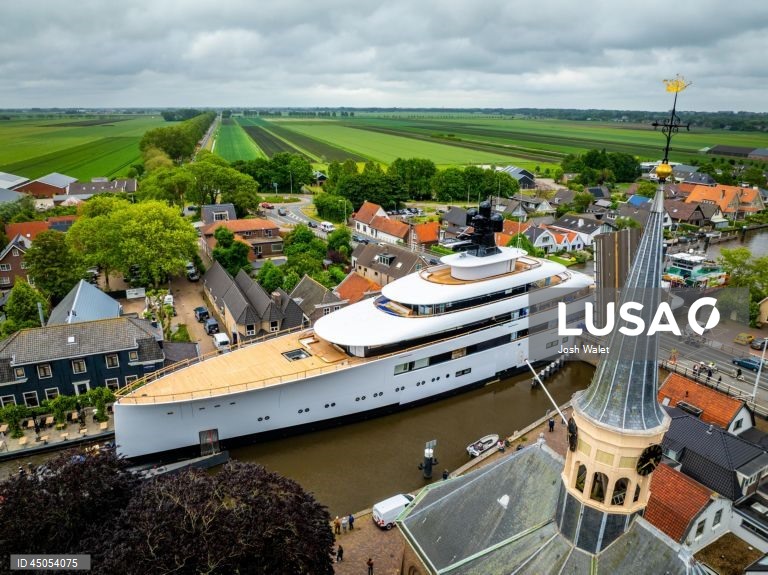 Mega yacht of former Starbucks CEO on the way to Rotterdam